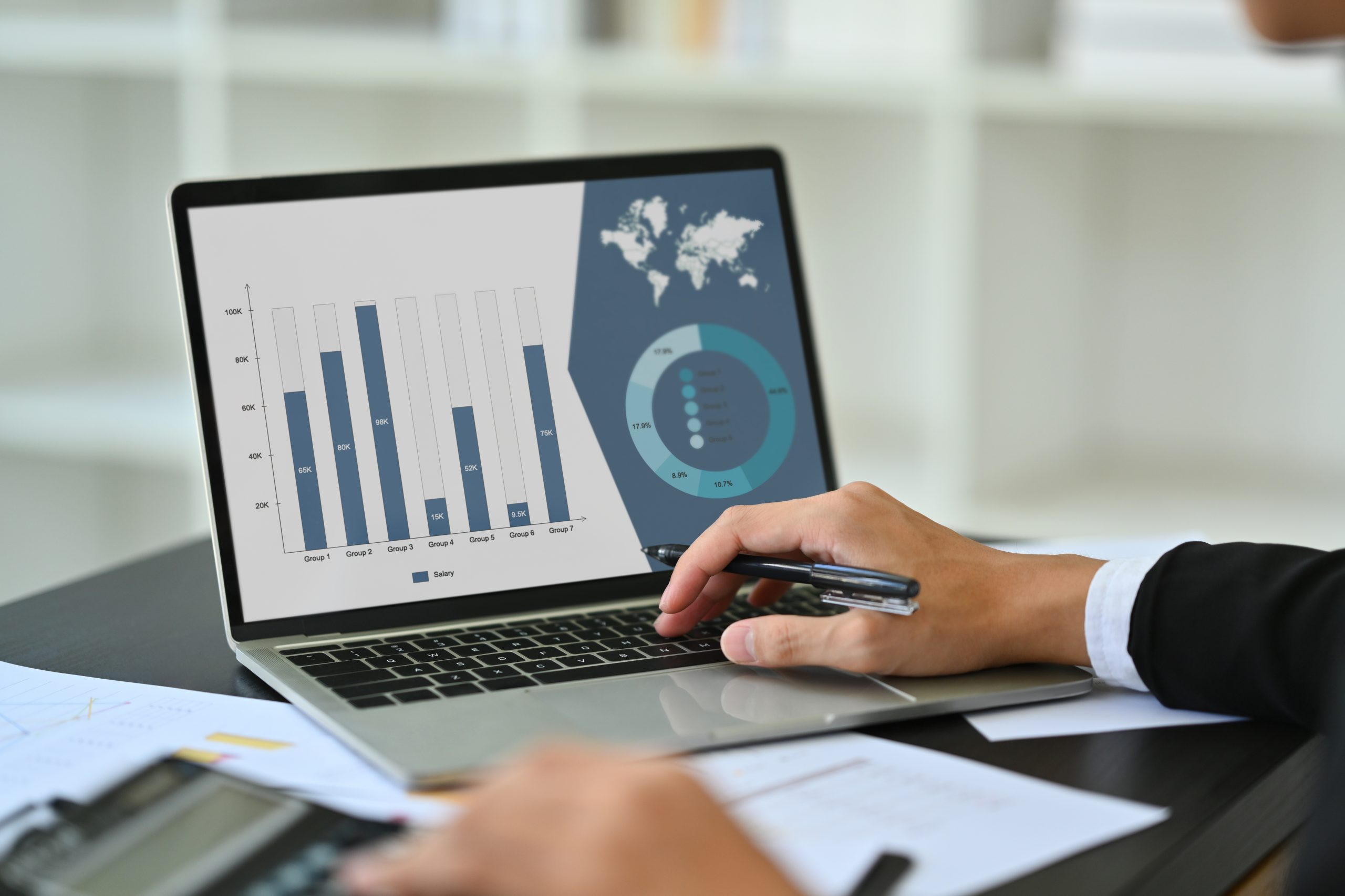 closeup-male-analyst-using-laptop